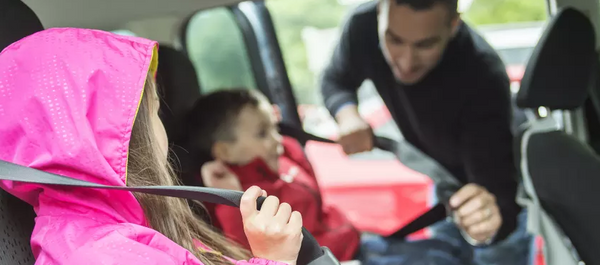 Fenomenul carpooling - o nouă modă. Cum ne asigurăm că toți pasagerii sunt în siguranță, în special copiii?
