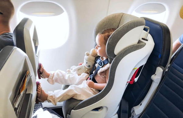 Zborul cu copiii: Reguli, optiuni si sfaturi pentru o calatorie sigura si confortabila in familie