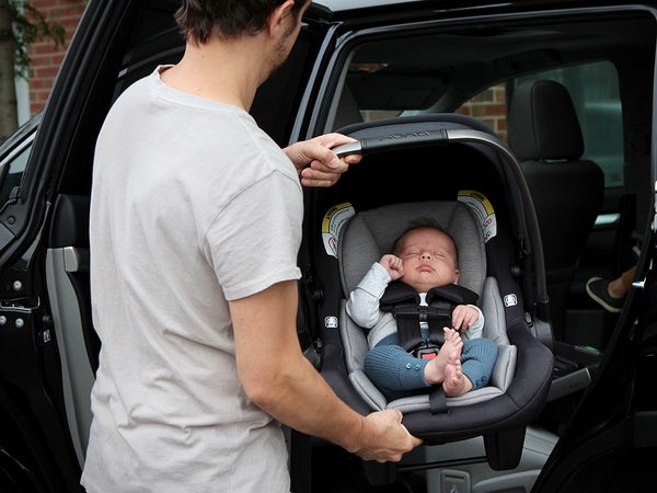 Scoica auto și primele drumuri ale bebelușilor